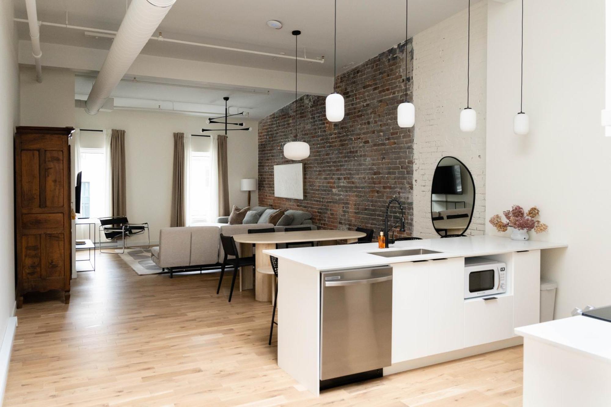 Maison Place Jacques-Cartier By Luxury In Transit Монреаль Экстерьер фото